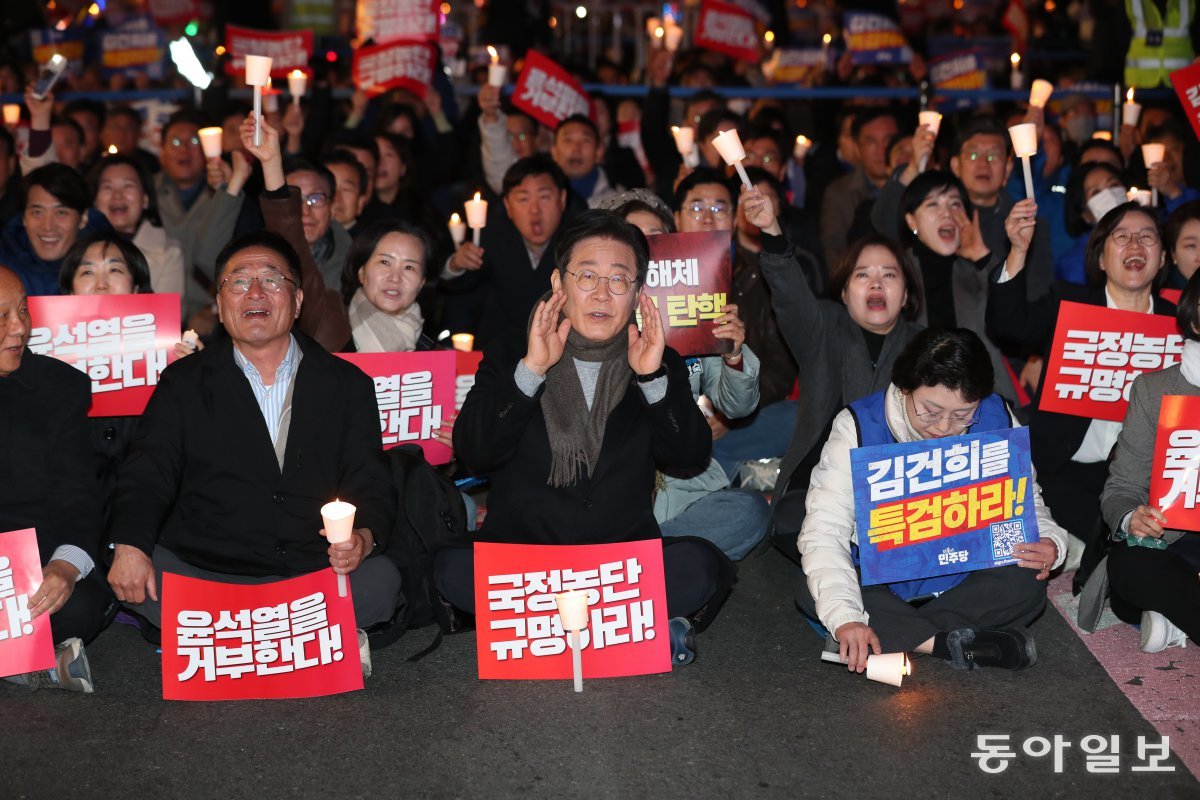 김건희 윤석열 국정농단 규탄과 특검 촉구 제 4차 국민행동의 날 및 시민행진 행사가 23일 오후 서울 광화문 일대에서 진행되고 있다. 더불어민주당 이재명 대표와 박찬대 원내대표 등 지도부가 참석했다. 변영욱 기자 cut@donga.com