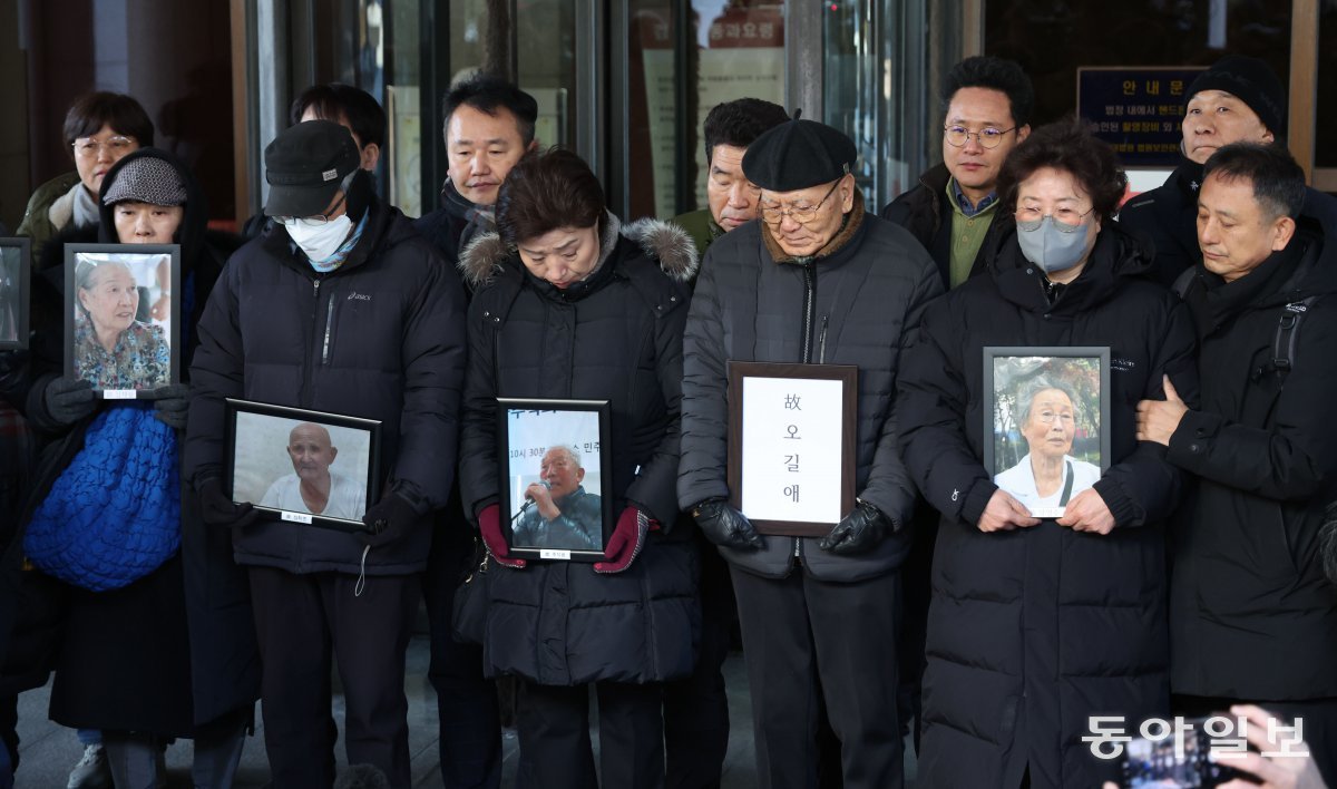 일제 강제동원 피해자 유가족들이 21일 오전 서울 서초구 대법원에서 열린 미쓰비시중공업과 일본제철을 상대로 낸 손해배상 청구 소송에서 승소한 뒤 입장을 밝히면서 피해자들의 영정 사진을 끌어안고 있다. 박형기 기자 oneshot@donga.com