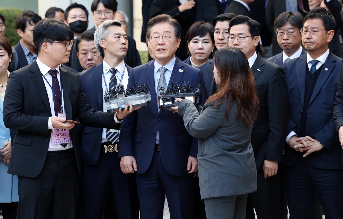 이재명 더불어민주당 대표가 15일 서울 서초구 서울중앙지방법원에서 열린 ‘공직선거법 위반’ 1심 선고 공판에서 징역 1년에 집행유예 2년을 선고받은 뒤 법정을 나서며 질의에 답하고 있다. 이 판결이 대법원에서 확정될 경우 이 대표는 의원직을 잃고, 대선 출마도 불가능하다. 2024.11.15 뉴스1