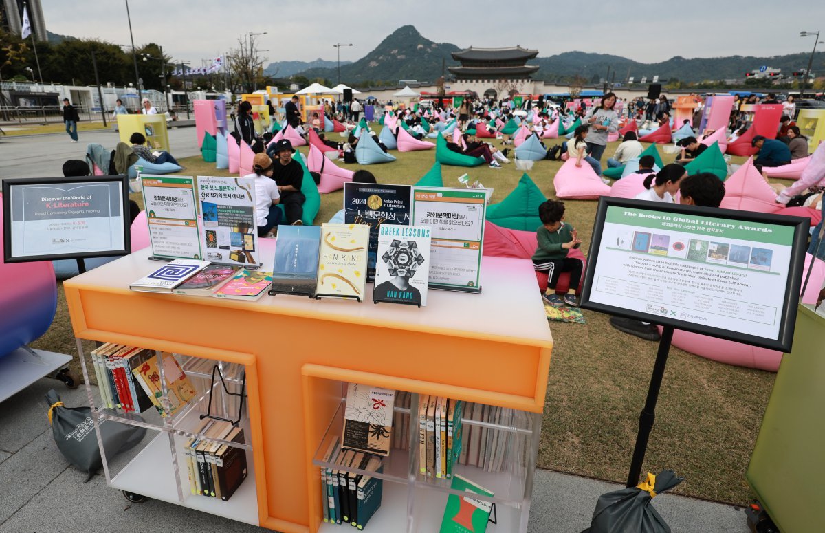 13일 오후 서울 종로구 광화문광장에 마련된 ‘서울야외도서관 광화문책마당’에 노벨문학상을 수상한 소설가 한강의 책들이 놓여 있다. 2024.10.13. [서울=뉴시스]