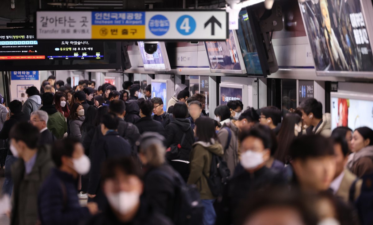 전국철도노동조합에 이어 서울교통공사 노동조합이 20일 첫차부터 준법투쟁(태업)에 돌입하면서 서울 지하철 1~8호선이 평소보다 다소 혼잡한 모습을 보였다. 20일 서울 중구 서울역 지하철 1호선 승강장에서 이용객들이 이동하고 있다. 2024.11.20. 뉴시스