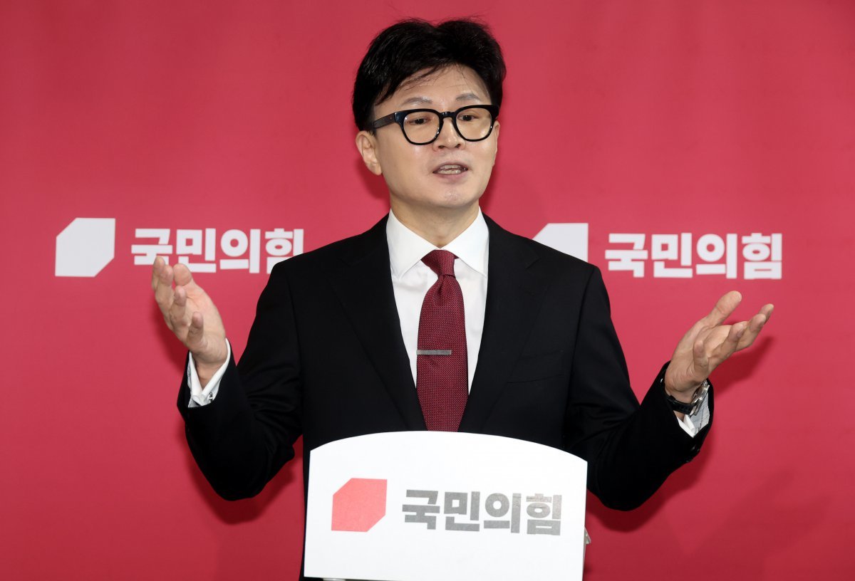 한동훈 국민의힘 대표가 25일 오전 서울 여의도 국회에서 최고위원회의를 마치고 ‘당 게시판 논란’ 관련 취재진의 질문에 답변하고 있다.  2024.11.25. 뉴시스