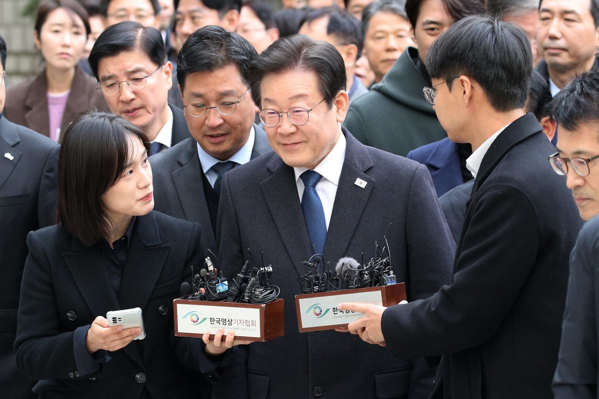 더불어민주당 이재명 대표가 25일 오후 서울 서초구 서울지방법원에서 열린 위증교사 혐의 사건에 대한 1심 선고 공판에 참석하기 위해 법원으로 들어서고 있다. 사진공동취재단