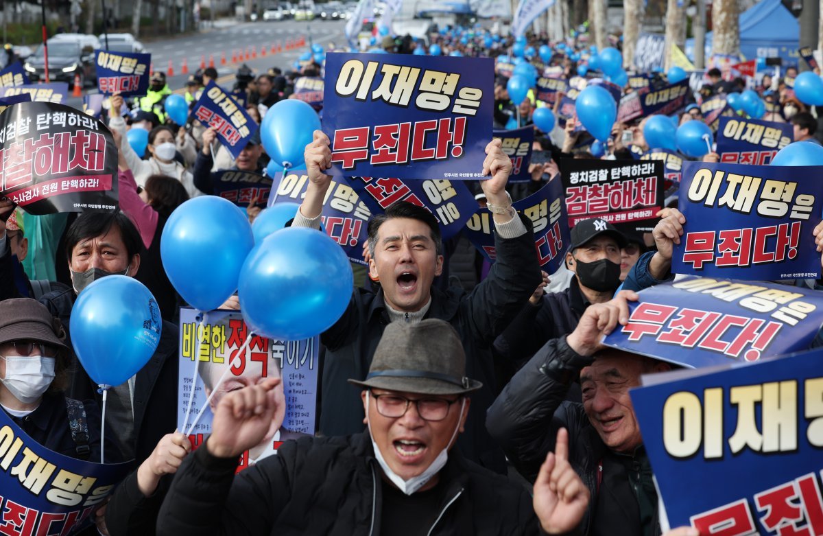 25일 서울 서초구 서울중앙지검 인근에서 열린 검찰 규탄 집회에서 이재명 더불어민주당 대표가 위증교사 혐의 1심에서 무죄를 선고받자 지지자들이 기뻐하고 있다. 2024.11.25.[서울=뉴시스]