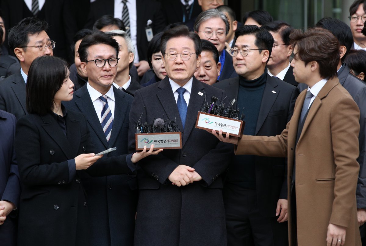 더불어민주당 이재명 대표가 25일 서울 서초구 중앙지방법원에서 열린 위증교사 혐의 1심에서 무죄를 선고받은 후 법원을 나서며 발언하고 있다. 사진공동취재단