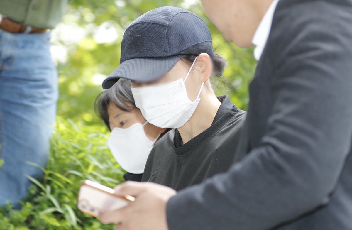 인천 지역 교회에서 밥을 먹다가 의식을 잃고 쓰러진 여고생을 학대한 혐의로 구속영장이 청구된 50대 신도가 18일 오후 인천 미추홀구 인천지법에서 열린 구속 전 피의자 심문(영장실질심문)에 출석하고 있다. 2024.05.18.[인천=뉴시스]