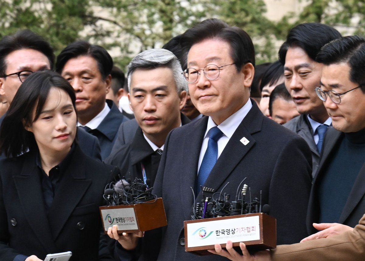 이재명 더불어민주당 대표가 25일 서울 서초구 중앙지방법원에서 열린 위증교사 혐의 1심에서 무죄를 선고 받은 후 법원을 나서고 있다. 서울중앙지법 형사합의33부(부장판사 김동현)는 “피고인에 대한 공소사실은 범죄사실의 증명이 없고, 위증교사의 고의가 있었다고 보기 어렵다＂ 며 위증교사 혐의로 기소된 이 대표에게 무죄를 선고했다. 2024.11.25. 사진공동취재단