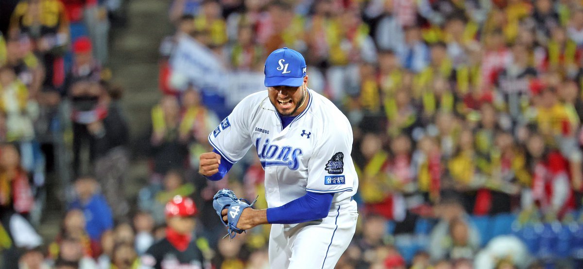 25일 대구 수성구 대구삼성라이온즈파크에서 열린 2024 KBO 포스트시즌 한국시리즈 3차전 KIA 타이거즈와 삼성 라이온즈의 경기, 7회초 2사 삼성 선발 레예스가 KIA 김태군을 삼진 아웃 시킨 뒤 포효하고 있다. 2024.10.25 [대구=뉴시스]