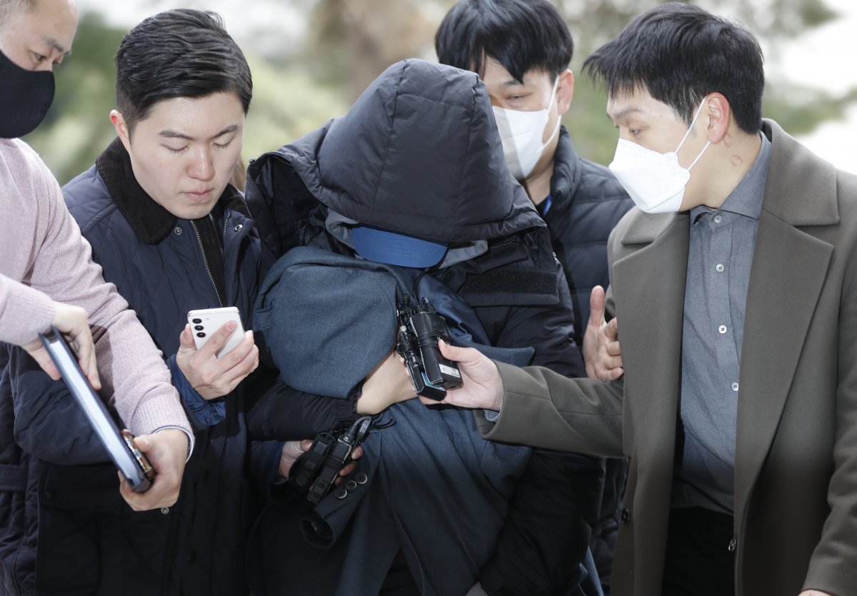 서울 강남 소재 유흥업소 여실장과 함께 배우 고(故) 이선균(48)씨를 협박, 금품을 갈취한 혐의로 사전 구속영장이 청구된 20대 여성이 28일 오후 인천 미추홀구 인천지법에서 구속 전 피의자 심문(영장실질심사)에 출석하기 위해 이동하고 있다. 2023.12.28[인천=뉴시스]