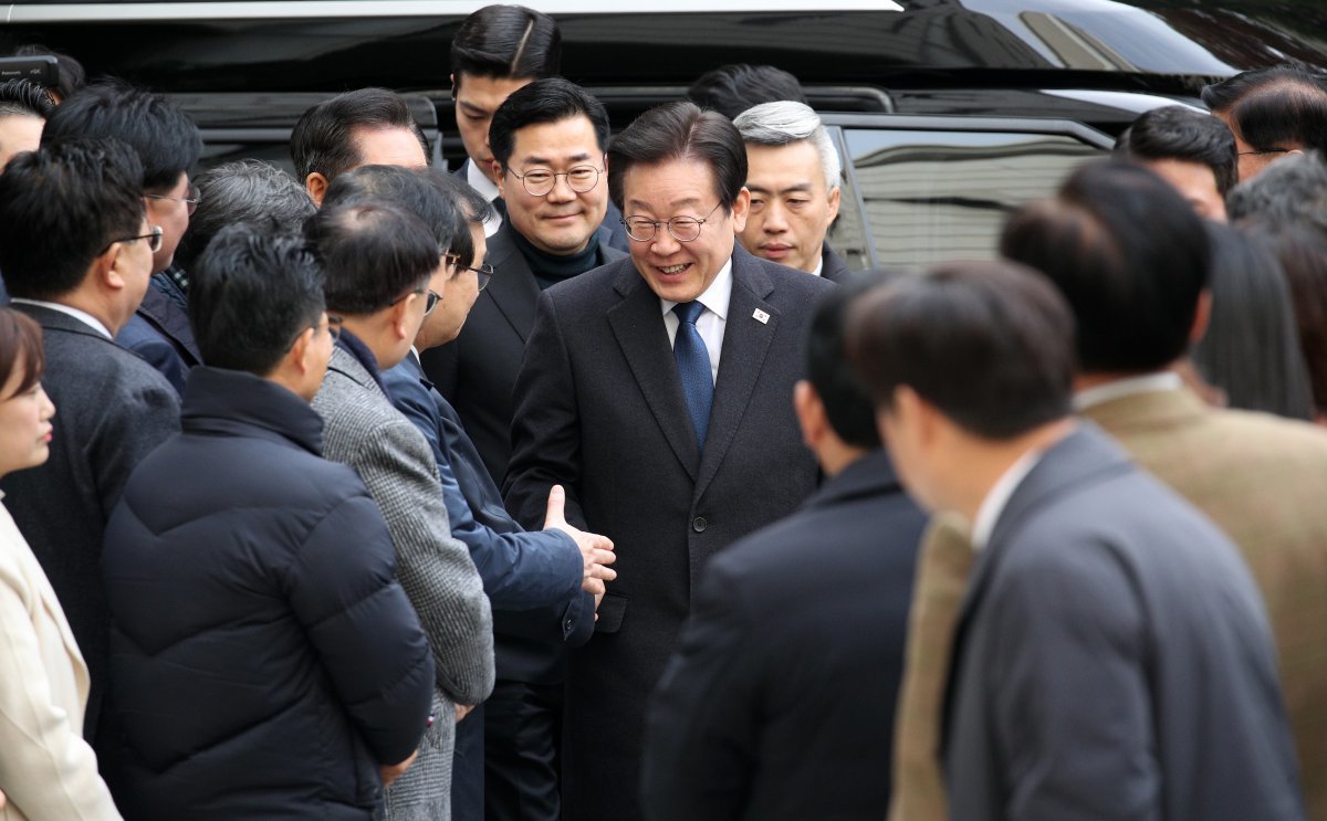 더불어민주당 이재명 대표가 25일 서울 서초구 중앙지방법원에서 열린 위증교사 사건 1심 선고 공판에 출석하며 배웅 나온 민주당 의원들과 인사하고 있다. 사진공동취재단