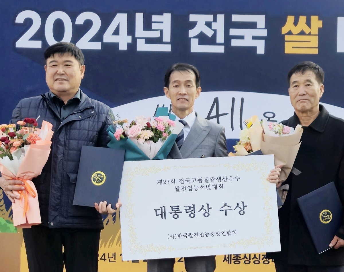 19∼21일 세종시 싱싱장터에서 열린 ‘제27회 전국 쌀 대축제’에서 동상 영주 이강식 씨, 대상 예천 김태완 씨, 은상 칠곡 송봉달 씨(왼쪽부터)가 기념사진을 찍고 있다. 경북도 제공