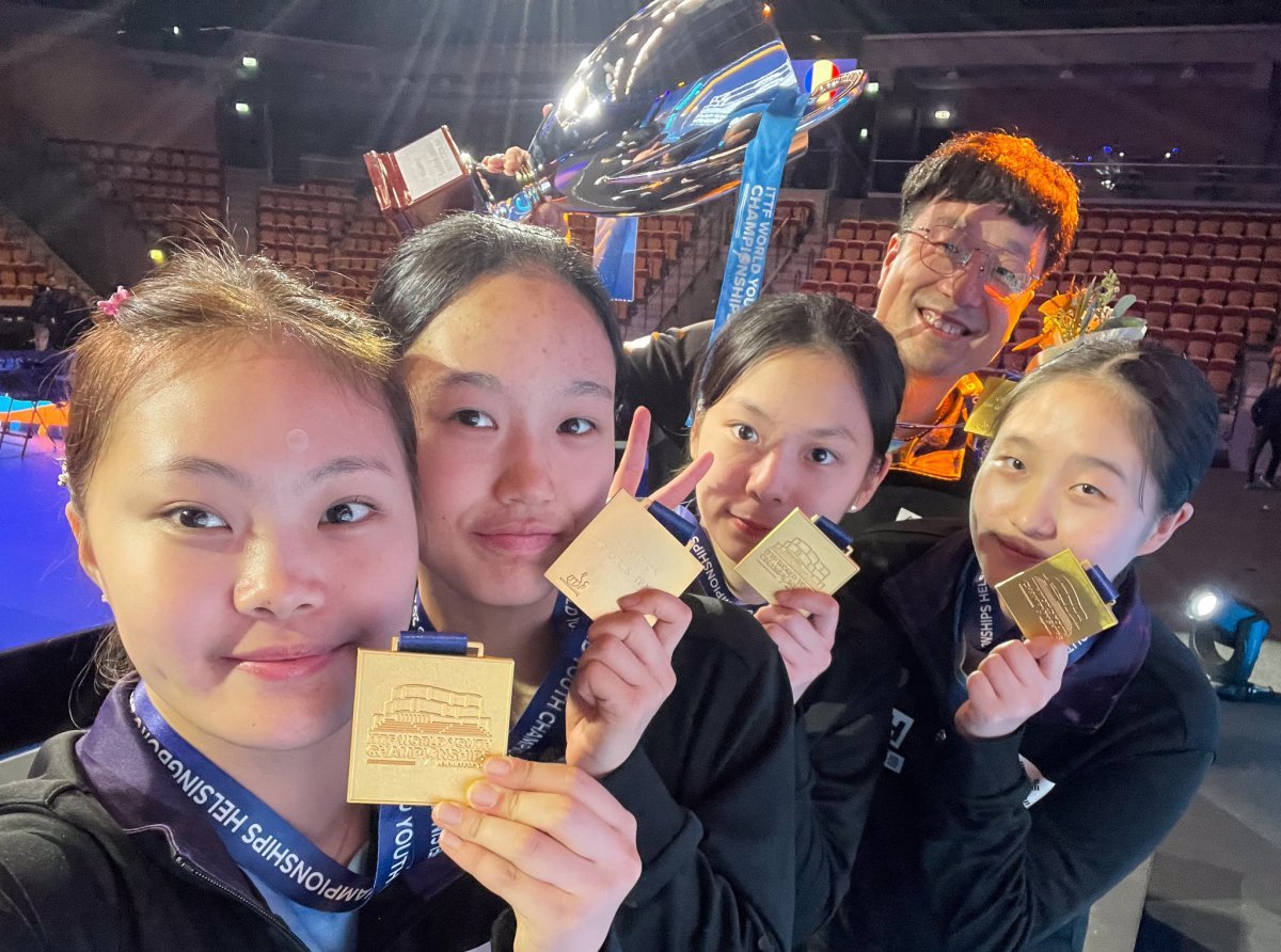 2024 국제탁구연맹(ITTF) 세계청소년선수권대회 19세 이하 여자 단체전에서 금메달을 합작한 유예린, 최나현, 박가현, 여인호 코치, 김태민(왼쪽부터). 한국 탁구가 세계청소년선수권 단체전에서 금메달을 딴 건 이번이 처음이다. 사진 출처 ITTF 페이스북