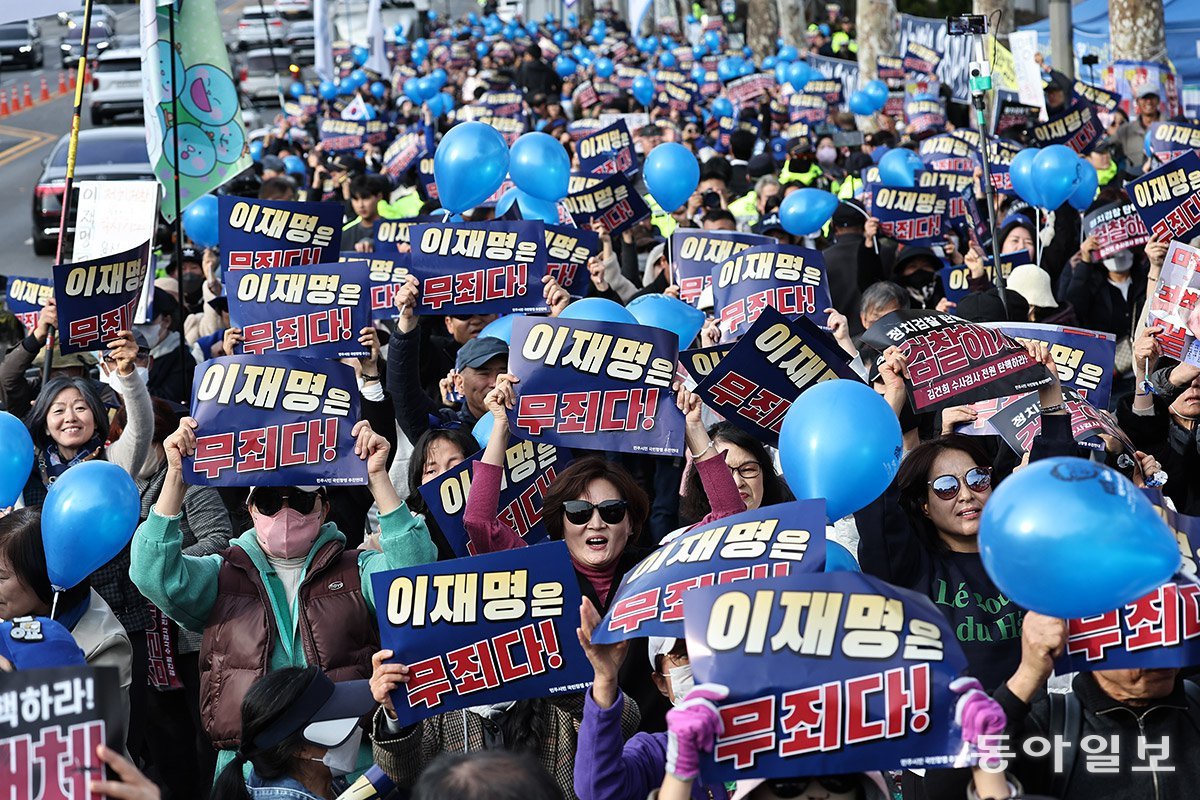 더불어민주당 이재명 대표가 위증교사 1심 재판에서 무죄를 선고받은 25일 오후 서울 서초구 서울중앙지방검찰청 인근에서 민주당 지지자들이 환호하고 있다. 양회성 기자 yohan@donga.com