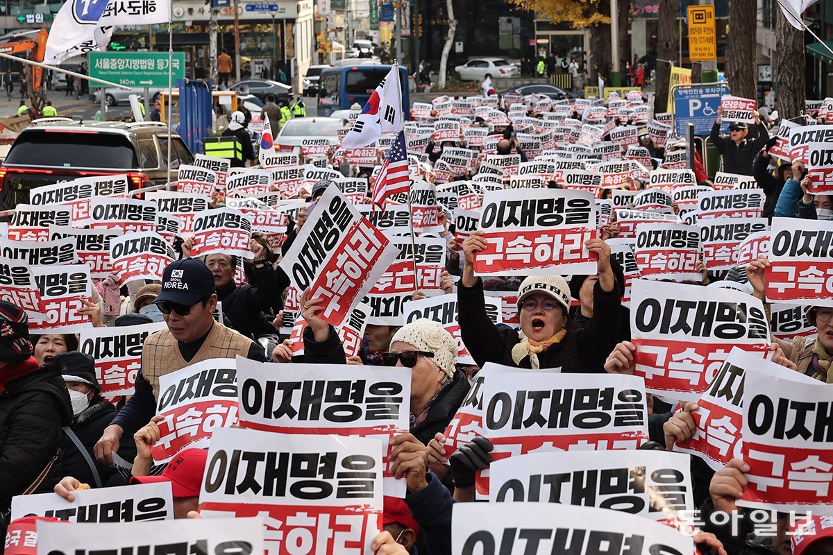 이날 선고 전에 맞은편 서울중앙지방법원 인근에서 ‘이재명 구속 촉구’를 주장하면서 맞불 집회를 연 보수단체 회원들의 모습. 양회성 기자 yohan@donga.com