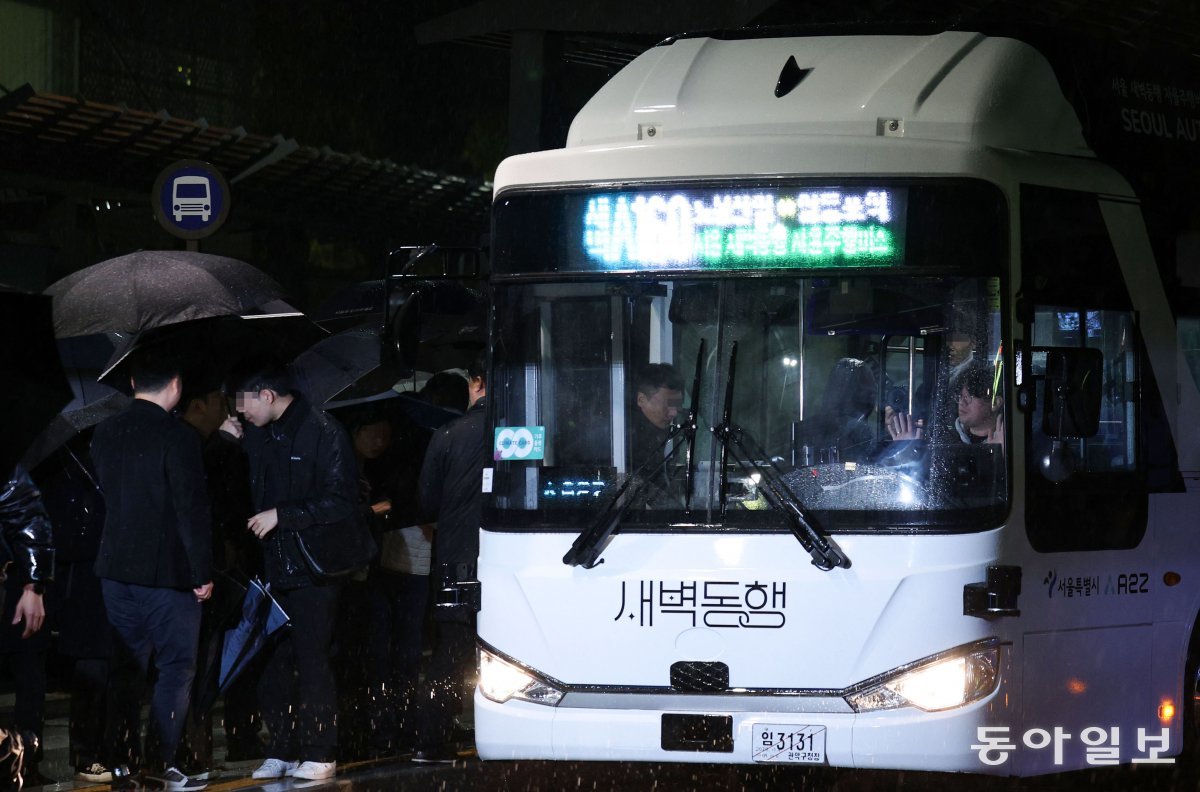 26일 새벽 서울 도봉구 도봉산역 광역환승센터에서 ‘새벽동행 자율주행버스’ A160번 버스가 첫 운행에 나서고 있다.  박형기 기자 oneshot@donga.com