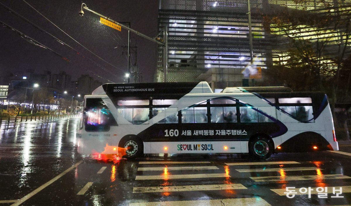 26일 새벽 서울 도봉구 도봉산역 광역환승센터에서 ‘새벽동행 자율주행버스’ A160번 버스가 첫 운행에 나서고 있다. 박형기 기자 oneshot@donga.com