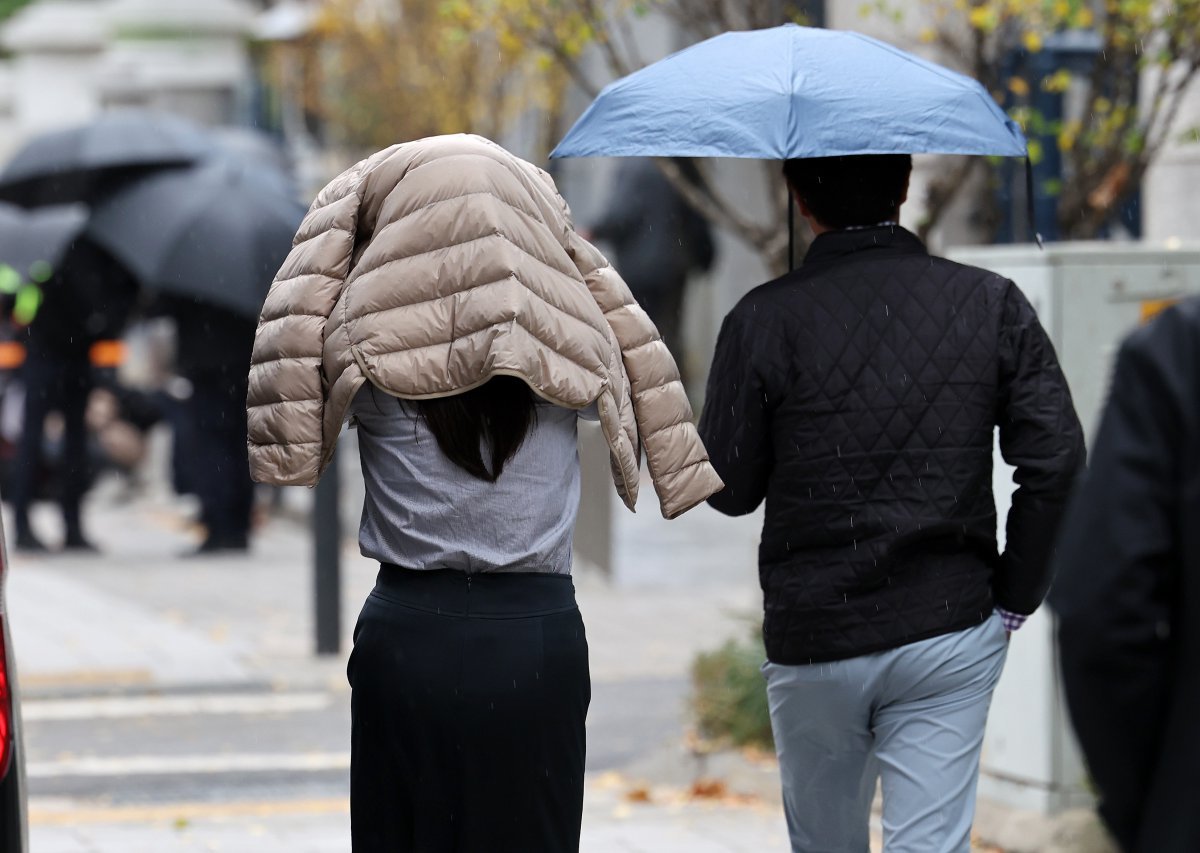 늦은 오후부터 전국적으로 비가 예보된 14일 서울 서대문역 인근에서 우산을 준비 못한 한 시민이 발걸음을 재촉하고 있다. 2024.11.14 뉴스1