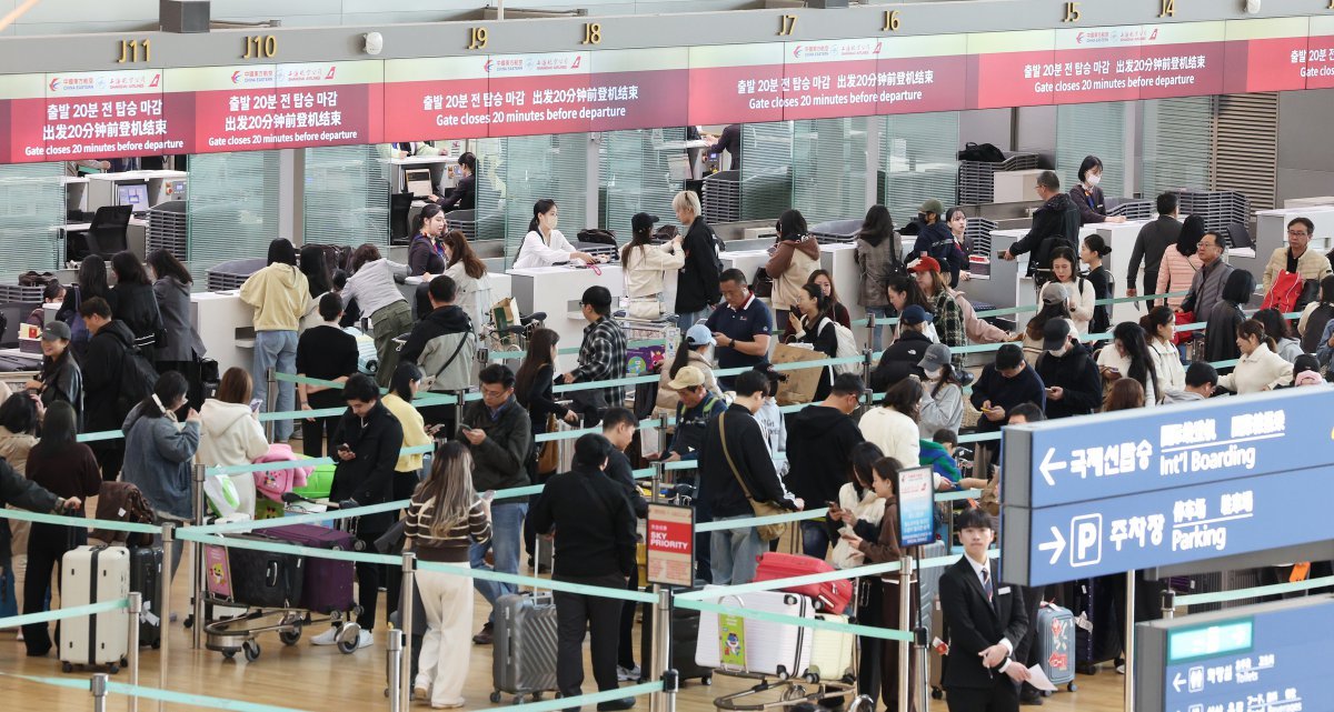 인천 중구 인천국제공항 1터미널 중국 항공사 체크인 카운터에 관광객이 줄을 서고 있다./뉴스1 ⓒ News1