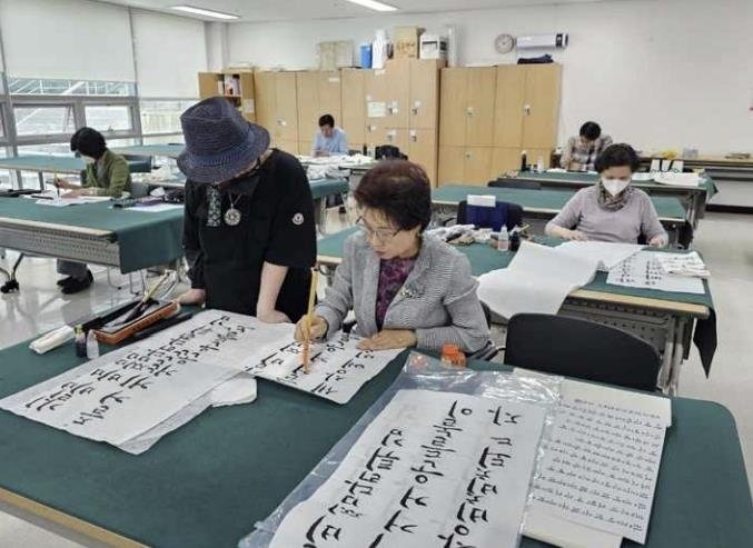 한글 서예를 하는 모습.  세계서예전북비엔날레 제공