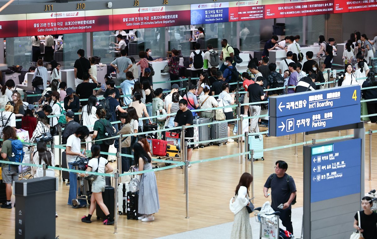 여름 휴가철 맞은 28일 인천 중구 인천국제공항 제1여객터미널 출국장에서 여행객들이 출국준비를 하고 있다. 2024.07.28. 뉴시스