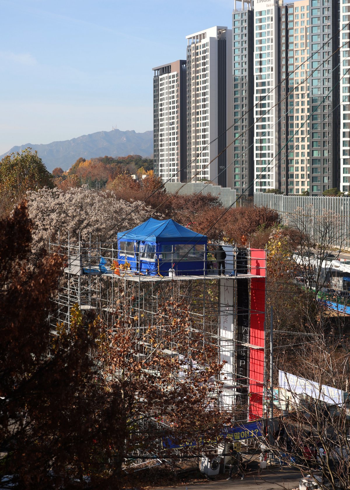 거주사실확인서 발급과 재개발에 따른 토지 매입권을 서울시에 요구하며 망루 농성에 돌입한 구룡마을 주민들이 25일 서울 강남구 개포동 구룡마을 입구 앞에서 시위하고 있다. 2024.11.25. [서울=뉴시스]