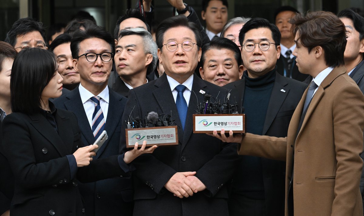 이재명 더불어민주당 대표가 25일 서울 서초구 중앙지방법원에서 열린 위증교사 혐의 1심에서 무죄를 선고 받은 후 법원을 나서고 있다. 2024.11.25 (사진공동취재단)