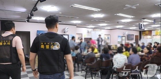 지난 2021년부터 올해 5월까지 제주 제주시 두 곳에서 일명 ‘떴다방’ 홍보관을 운영하며 60대 이상 노인들을 상대로 건강기능식품 등을 불법적인 방법으로 판매한 일당이 재판에 넘겨졌다.(제주자치경찰단 제공)2024.10/16/뉴스1