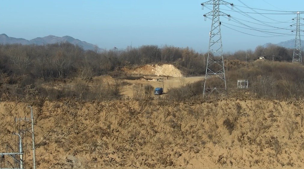 정부는 26일 북한이 개성공단과 연결된 송전탑에 설치된 전선을 제거하는 영상을 공개했다. 이 송전탑은 과거 개성공단이 가동될 때 남측으로부터 전기 공급을 위해 설치된 것이다.,(통일부 제공)