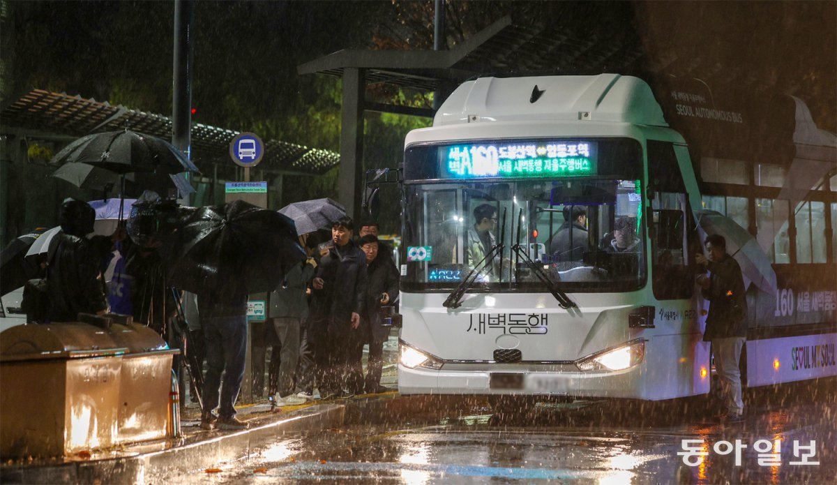 26일 첫 주행에 나선 서울시의 ‘새벽동행 자율주행버스’ A160번이 서울 도봉구 도봉산역 광역환승센터에서 출발하고 있다. 박형기 기자 oneshot@donga.com