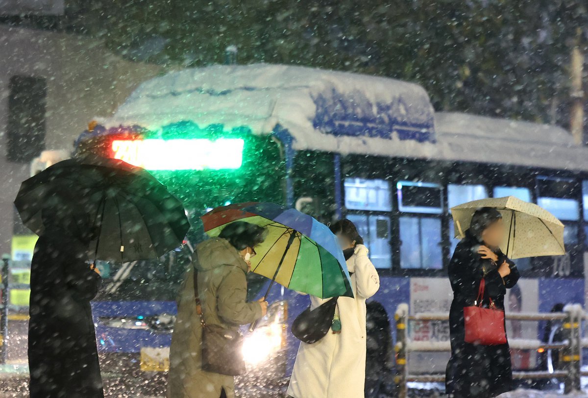 서울 전역에 대설주의보가 발효된 27일 서울 종로구 종각역 인근 거리에서 시민들이 발걸음을 재촉하고 있다. 2024.11.27.뉴스1