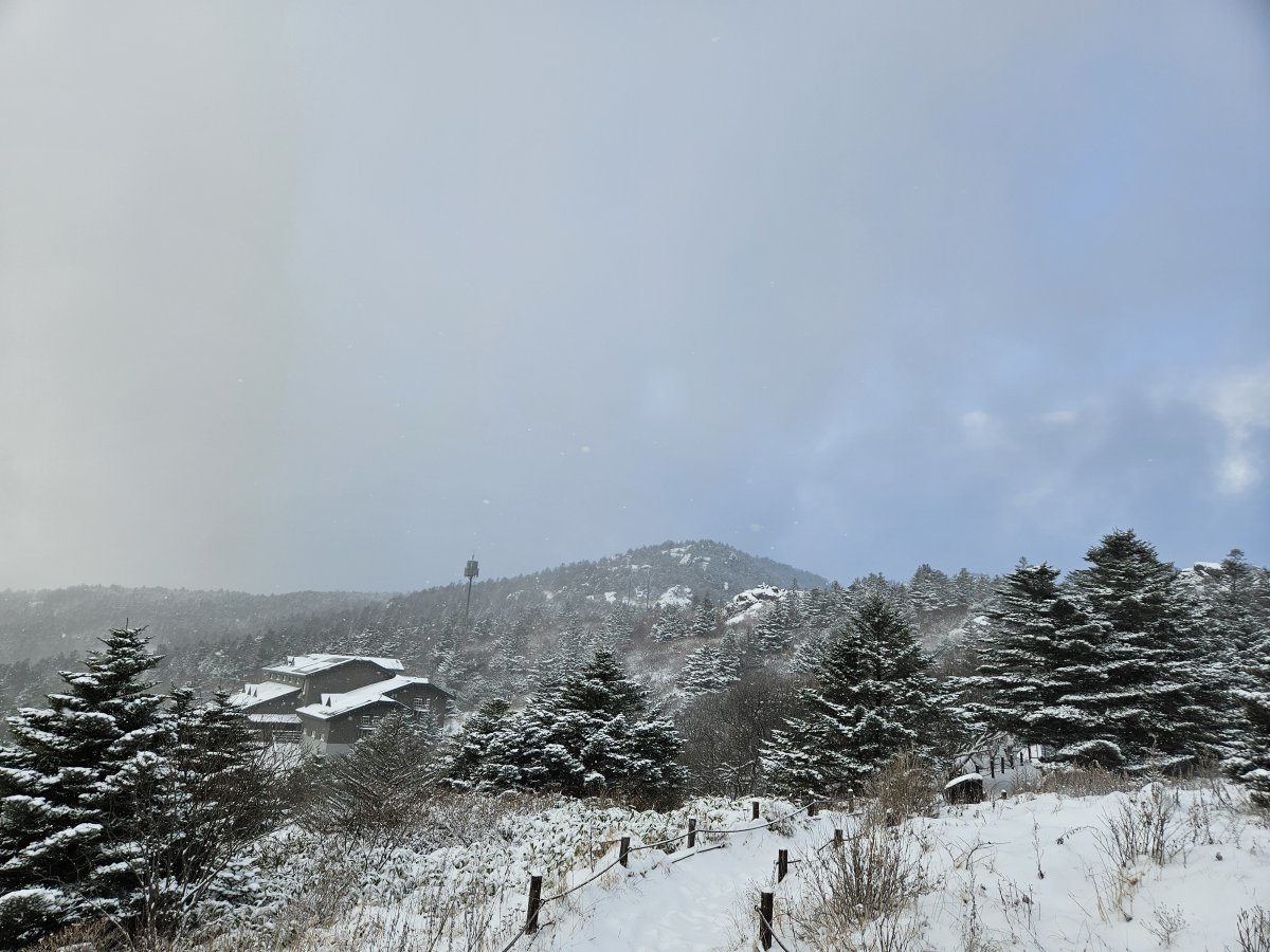 지리산 세석대피소. 지리산국립공원 제공