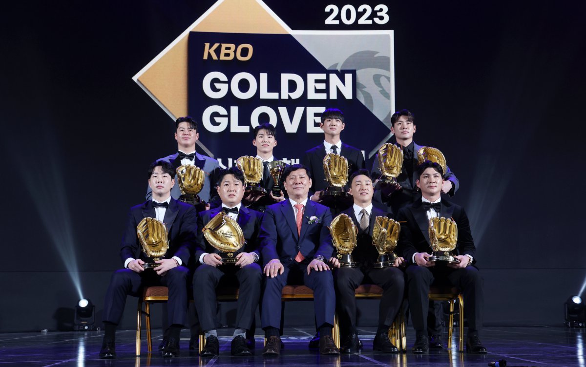 11일 오후 서울 강남구 코엑스 오디토리움에서 열린 2023 신한은행 SOL KBO 골든글러브 시상식에서 허구연 한국야구위원회 총재와 각 부문 수상자들이 기념촬영을 하고 있다. 아래 왼쪽부터 NC 박건우, 두산 양의지, 허 총재, NC 손아섭, LG 오지환. 위 왼쪽부터 한화 노시환, 키움 김혜성, 삼성 구자욱, LG 홍창기. 2023.12.11 뉴시스