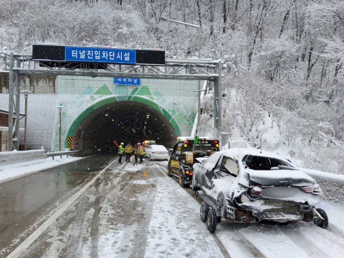 27일 강원 홍천 서석면 수하리 서울양양고속도로 서울 방향 서석터널 인근 교통사고 현장. 강원도소방본부 제공