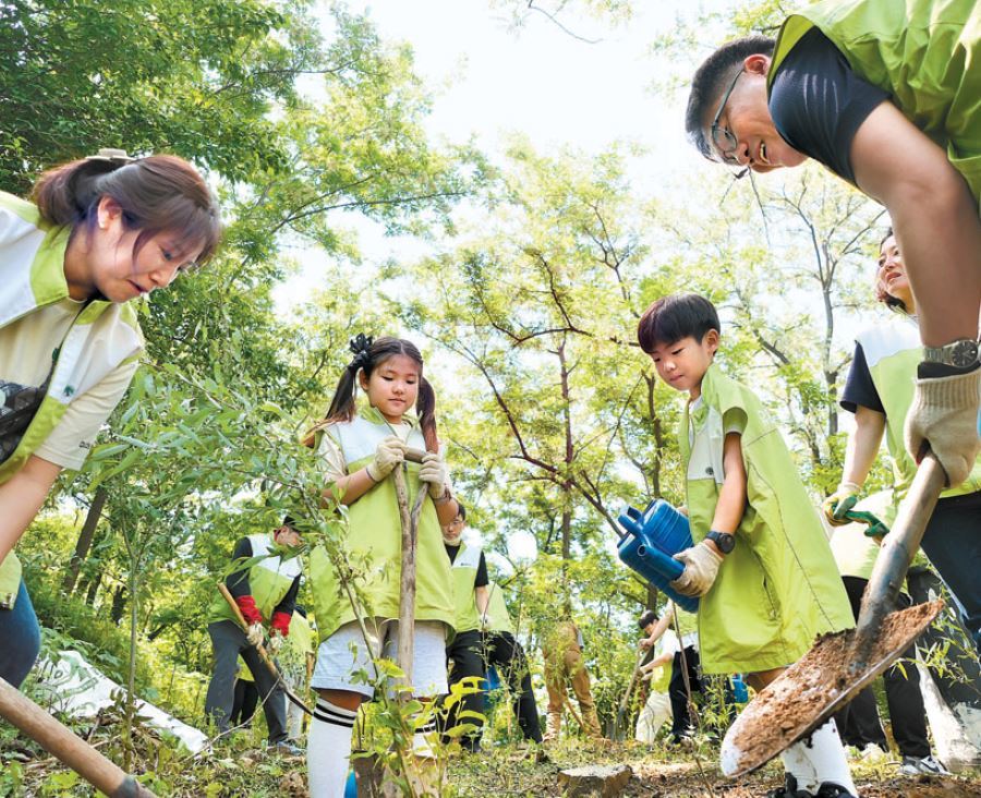 노을공원 생태숲 조성 봉사활동을 진행했다. 유한양행 제공