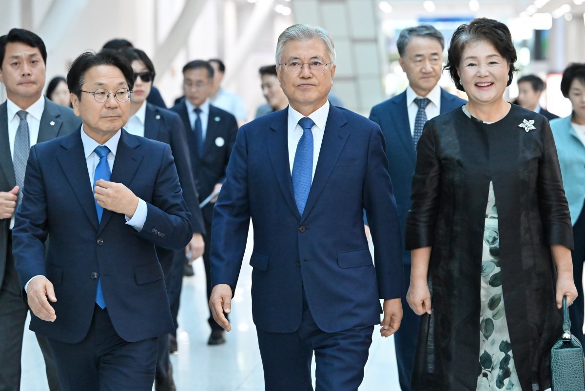 강기정 광주시장(사진 왼쪽)과 문재인 전 대통령, 김정숙 여사가 19일 오후 광주 서구 김대중컨벤션센터에서 열린 9·19평양공동선언 6주년 광주 평화회의 ‘평화, 가야 할 그날’ 행사에 참여하고 있다. 2024.09.19 [광주=뉴시스]