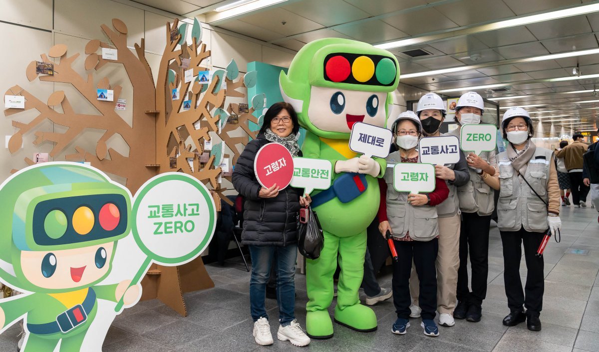 한국도로교통공단 대표 캐릭터 ‘호둥이’가 캠페인에 참여한 시민들과 기념사진을 촬영하고 있다.