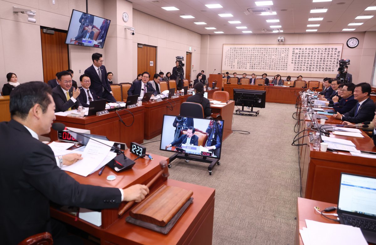 정청래 국회 법사위원장이 27일 오후 서울 여의도 국회에서 열린 법제사법위원회 전체회의에서 ‘여당 추천 배제’ 상설특검 규칙 개정안에 대해 가결을 선언하며 의사봉을 두드리고 있다. 2024.11.27. 뉴시스