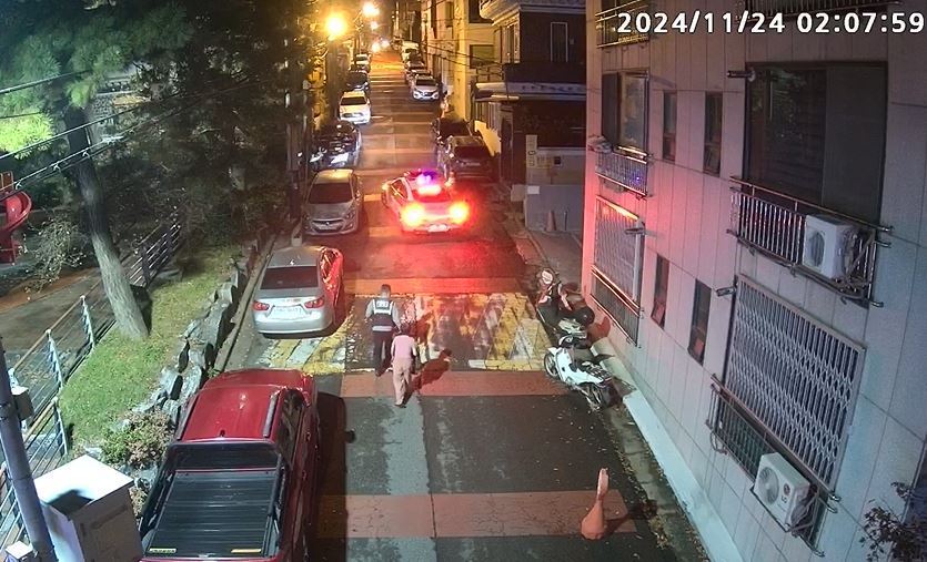 울산 동구CCTV 통합관제센터가 심야 시간대 자택에서 가출한 치매 어르신을 발견해 안전 귀가를 지원했다. 울산 동구 제공