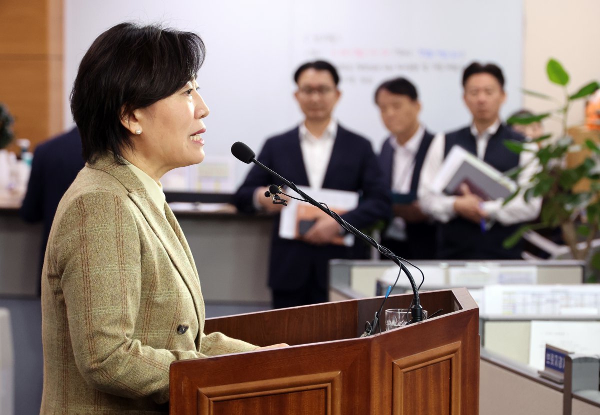 송미령 농림축산식품부 장관이 25일 세종시 정부세종청사에서 야당의 ‘양곡관리법(양곡법)’ 개정안 등의 단독 의결에 대해 “국민들 입장에서 농산물 수급 불안정 여지가 있고 정부 재정을 지속불가능한 상태로 만들기 때문에 매우 받아들이기 어렵다”고 밝히고 있다. 2024.11.25. 뉴시스