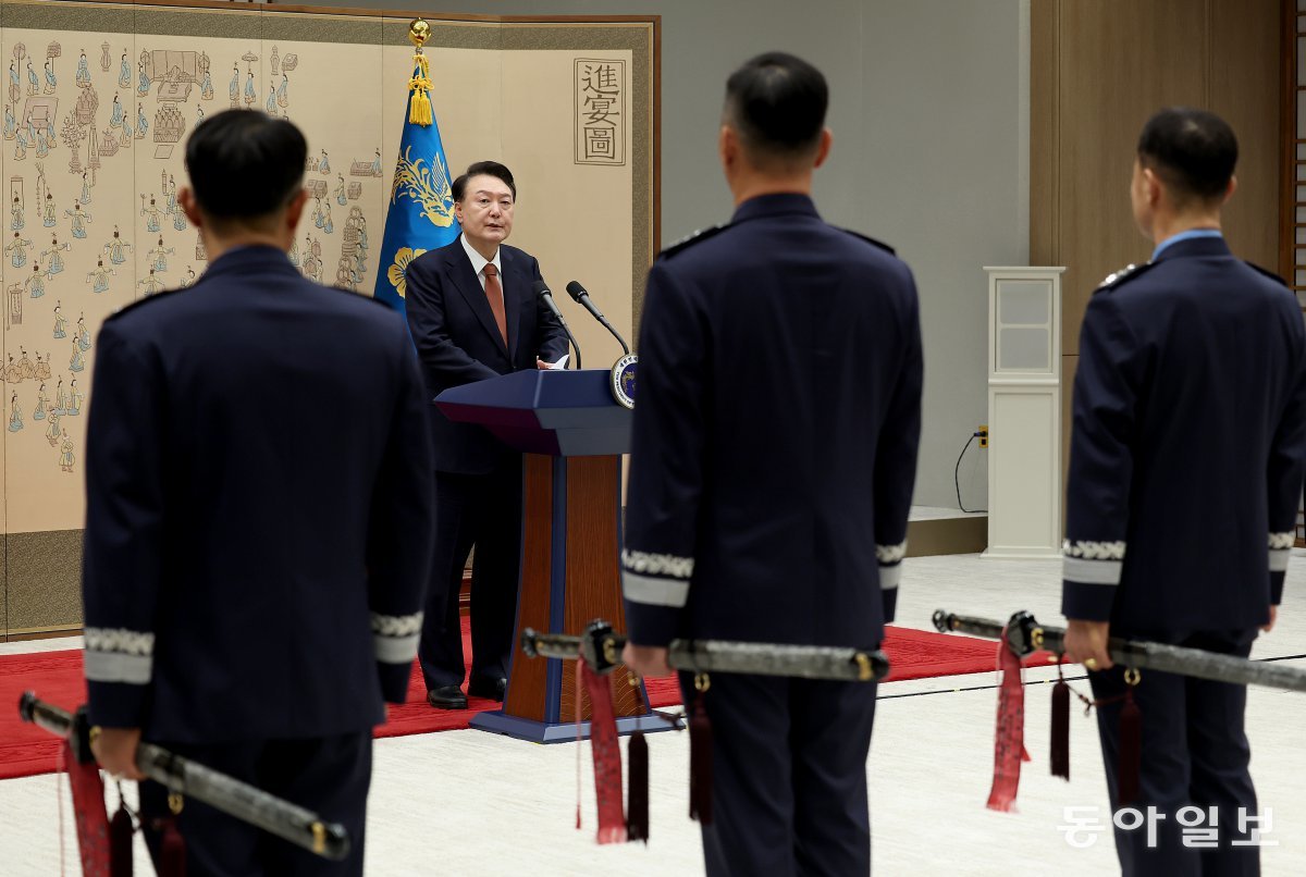 윤석열 대통령이 27일 오후 서울 용산 대통령실 청사에서 열린 중장 진급·보직 신고 및 삼정검 수치 수여식에서 참석자들에게 격려사를 하고 있다. 송은석 기자 silverstone@donga.com