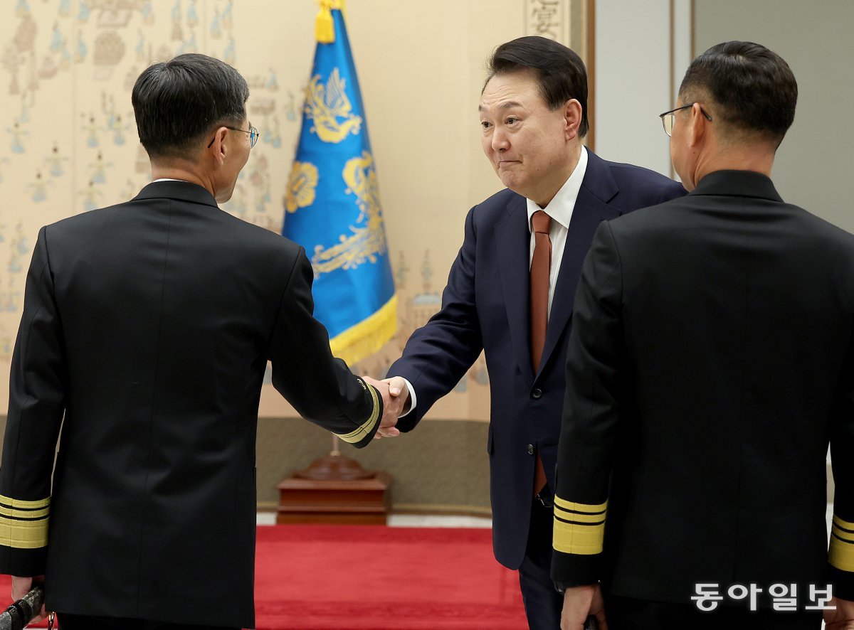 윤석열 대통령이 27일 오후 서울 용산 대통령실 청사에서 열린 중장 진급·보직 신고 및 삼정검 수치 수여식을 마친 뒤 참석자들과 악수하고 있다. 송은석 기자 silverstone@donga.com