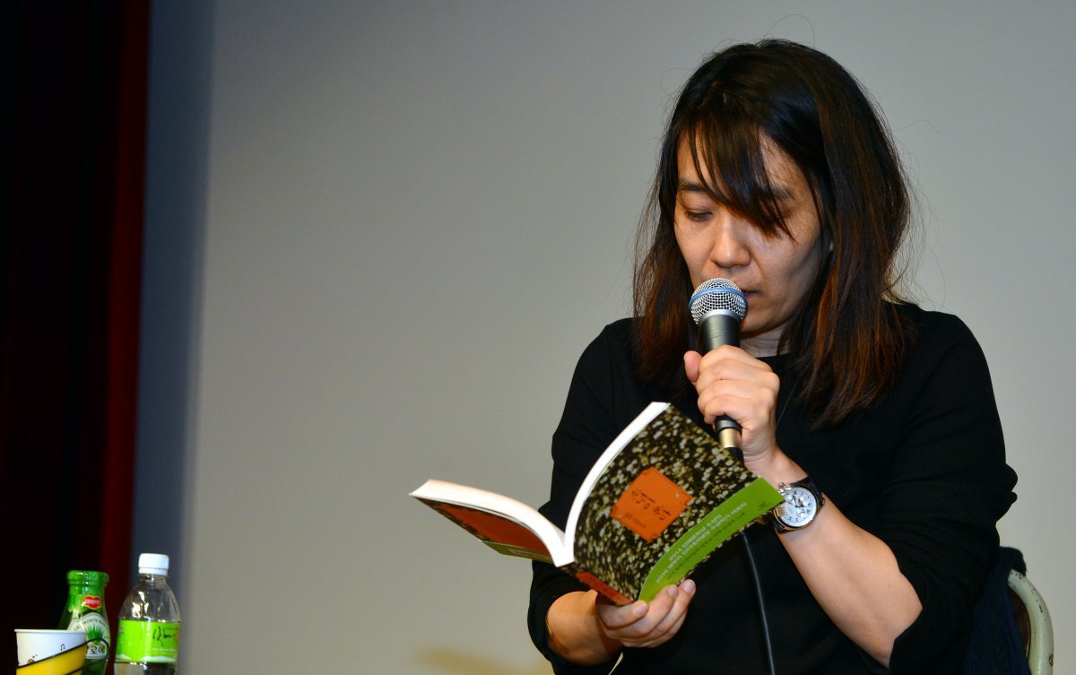 한국인 최초로 세계 3대 문학상 중 하나인 영국 맨부커 인터내셜널상(The Man Booker International Prize)을 수상한 소설가 한강(46) 작가가 13일 오후 광주 서구 5·18기념문화센터 대동홀에서 광주트라우마센터 주관 인문학 특강을 하고 있다. 2016.12.13. 광주=뉴시스