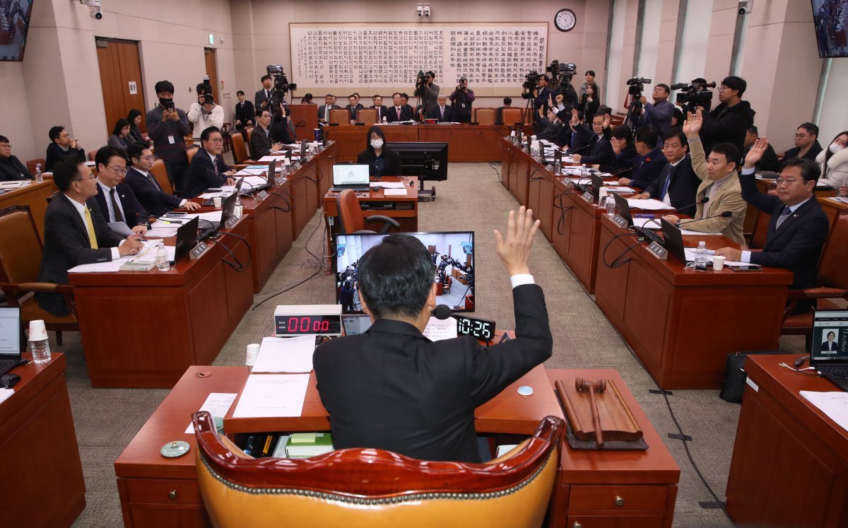 정청래 국회 법사위원장이 27일 오전 서울 여의도 국회에서 열린 법제사법위원회 전체회의에서 강백신 수원지검 성남지청 차장검사, 엄희준 인천지검 부천지청장 탄핵소추사건 조사계획서 채택의 건에 대한 표결을 진행하고 있다. 2024.11.27/뉴스1