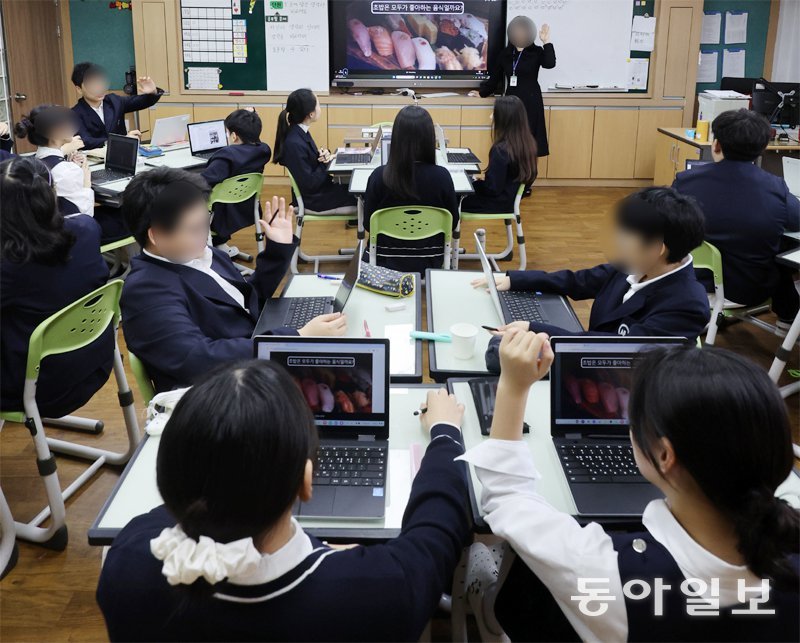 디지털 선도학교로 지정된 서울의 한 초등학교에서 지난달 29일 오전 태블릿 기능을 갖춘 노트북을 활용한 ‘디지털 교과서’ 수업이 진행 중이다. 장승윤 기자 tomato99@donga.com