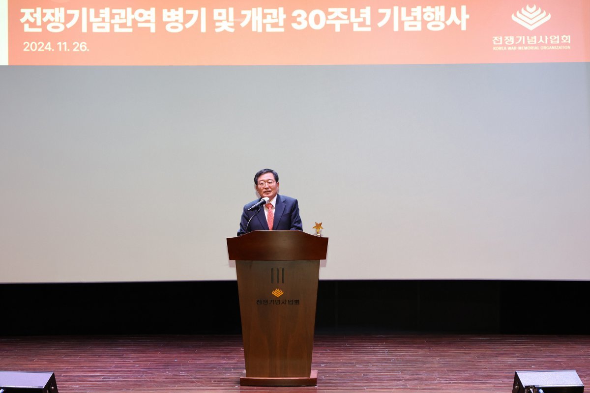 백승주 전쟁기념사업회장이 삼각지(전쟁기념관)역 병기 및 개관 30주년 기념행사에서 인사말을 하고 있다.