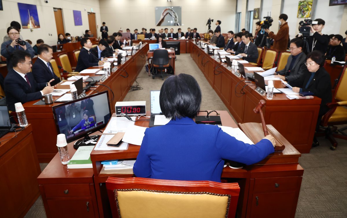 최민희 과학기술정보방송통신위원장이 26일 오전 서울 여의도 국회에서 열린 과학기술정보방송통신위원회 제17차 전체회의에서 의사봉을 두드리고 있다. 2024.11.26. 뉴스1