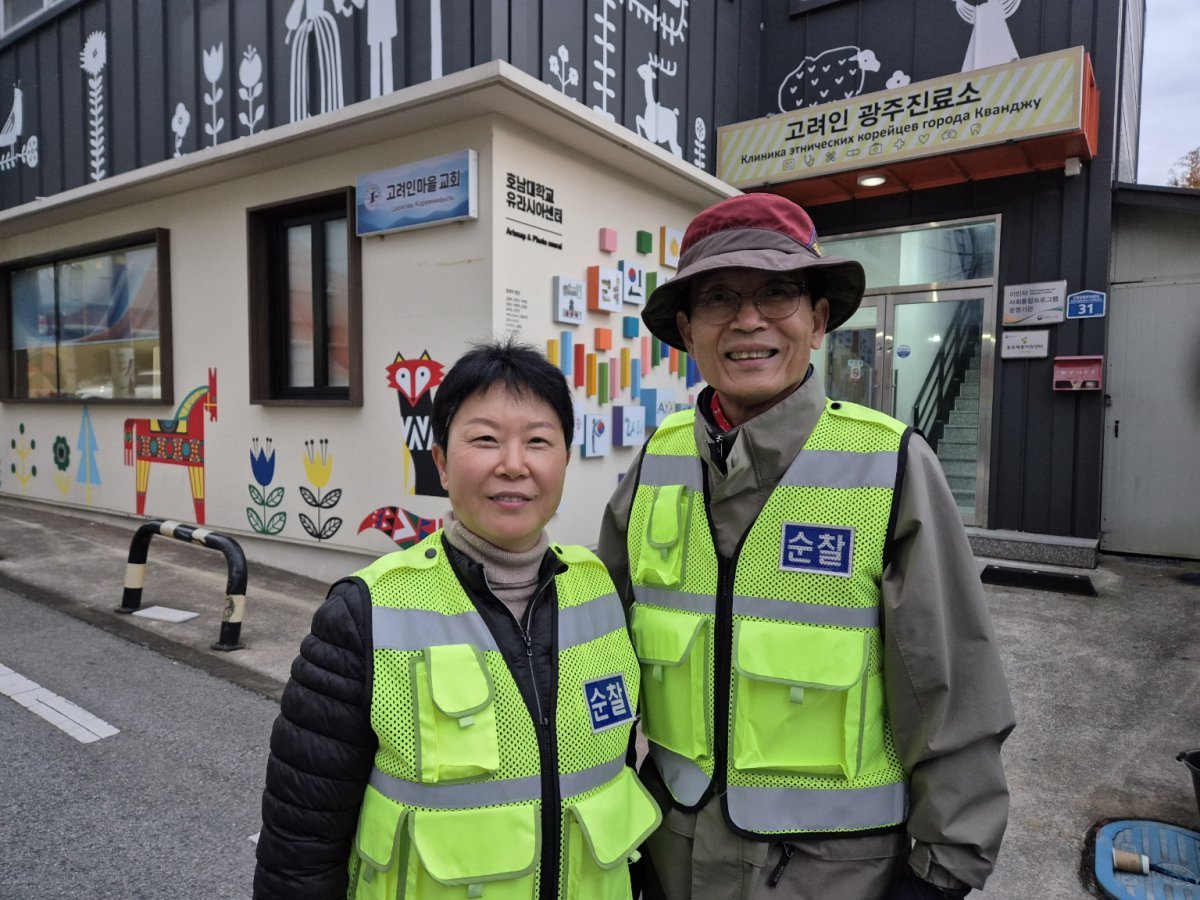 해설사이자 방범대원으로 활동하고 있는 이부형 씨(오른쪽)와 김정순 씨가 26일 고려인마을을 돌아다니며 순찰활동을 하고 있다. 고려인마을 제공