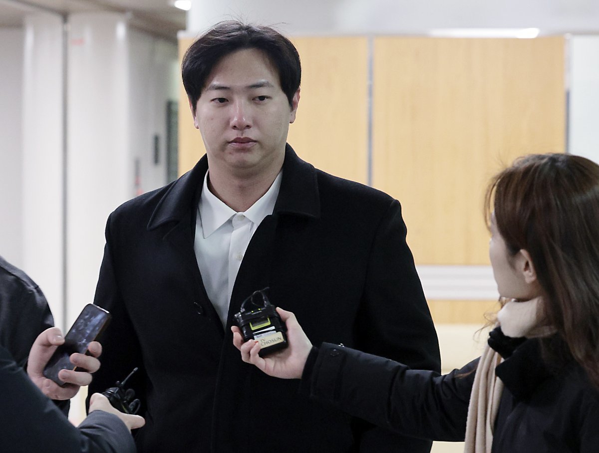 미국 메이저리그 샌디에이고 파드리스의 김하성 선수를 협박해 돈을 갈취한 혐의를 받는 전직 프로야구 선수 임혜동 씨가 25일 오전 서울 서초동 서울중앙지방법원으로 구속 전 피의자 심문(영장실질심사)을 받기 위해 법정으로 향하며 취재진의 질문공세를 받고 있다. 2024.1.25/뉴스1