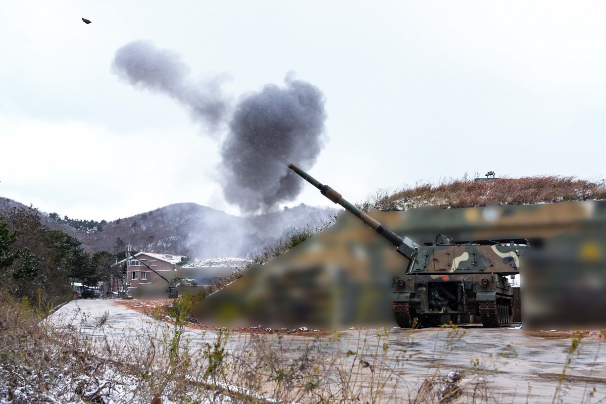 K-9 자주포 200여발 백령도서 실사격 훈련
27일 오후 인천 옹진군 백령도에서 K-9 자주포가 불을 뿜고 있다. 이날 해병대 서북도서방위사령부 예하 해병 6여단은 우리 군을 겨냥해 북한군이 기습 포격하는 상황을 가정해 30여 분간 K-9 자주포 200여 발을 서쪽 해상으로 발사했다. 해병대 제공