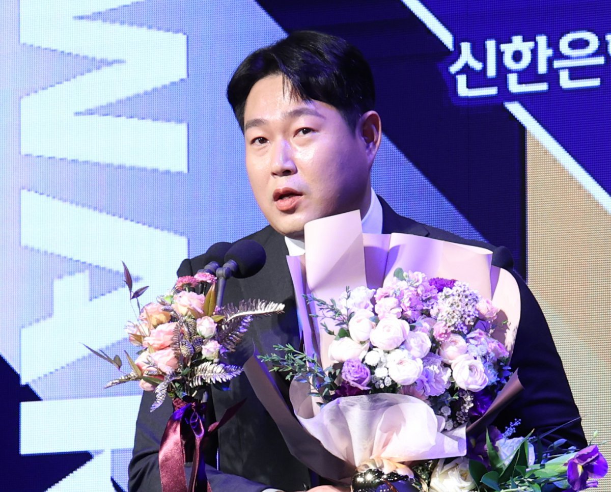 지난해 프로야구 골든글러브 시상식에서 포수 부문 수상자로 뽑힌 두산 양의지. 뉴스1